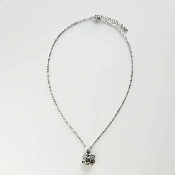 Sweet purple flower necklace with a small silver chain - Picture 6 of 8